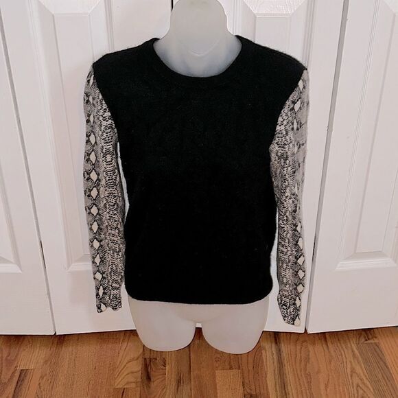 Equipment Femme 100% Cashmere Sweater Black Gray Snake Print XS VGUC - Picture 1 of 4
